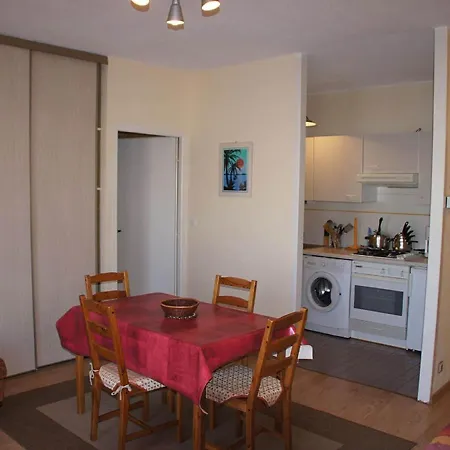 Vakantiehuis Lively In With Balcony Rochefort (Charente-Maritime)